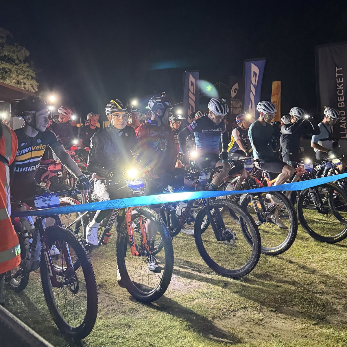 yukimtb's tweet image. 『Whaka Miler』 170km,
11時間21分の大冒険終えました。

今シーズン最高のコンディションで臨み、総合表彰を狙っていましたが、結果は総合8位、エイジ3位でした。

過去最高のハイレベルなメンバーの中で、死力を尽くして文字通り全てを出し切ってきました。翌日の今日もかつて無い疲労感です。…