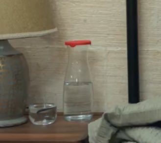 Sehpadaki su detayı 🥲 böbreklerinize sahip çıkın mesajı veriyorlar 🥲