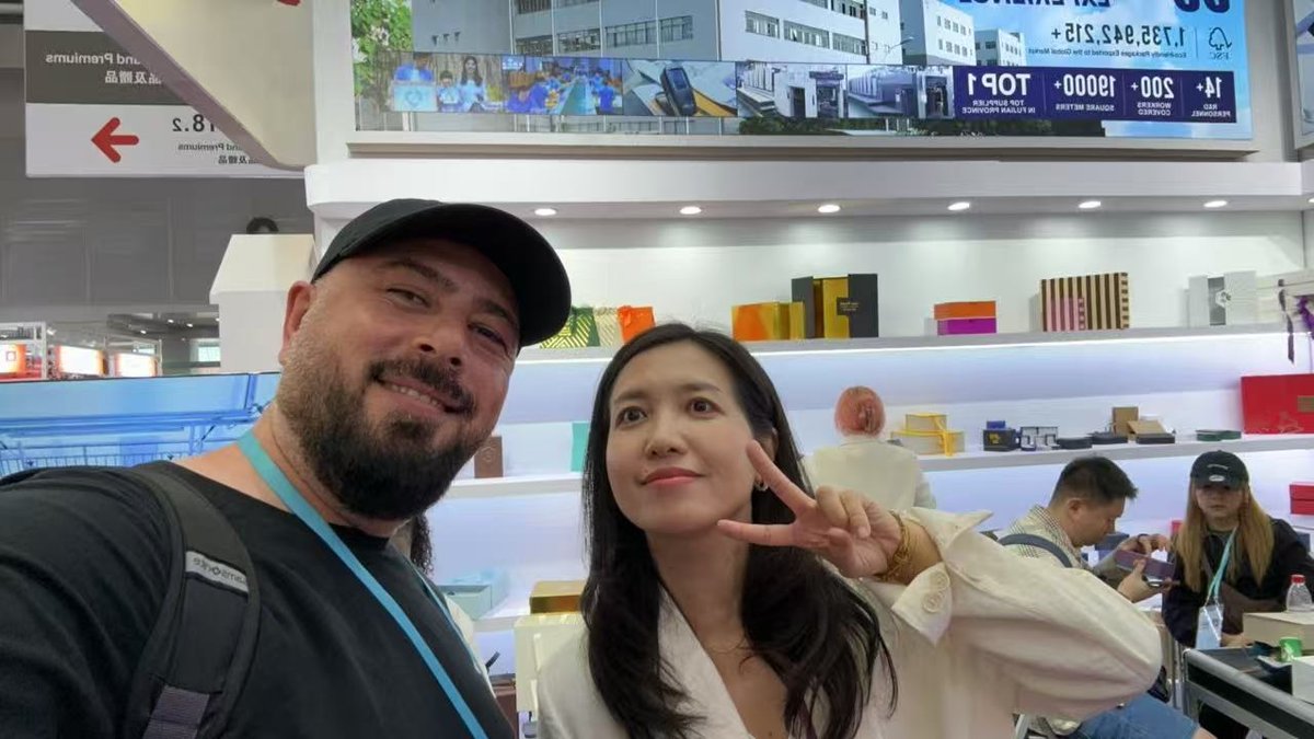 boxbagpackaging's tweet image. 🤝We attracted buyers from all over the world at the Canton Fair. They highly recognized the quality of our products and reached an agreement with us on the spot. 
Learn more：boxbagpackaging.com
#CantonFair2025 #Paperbags #Paperboxes  #BoxBagPackaging #PaperGiftBoxes