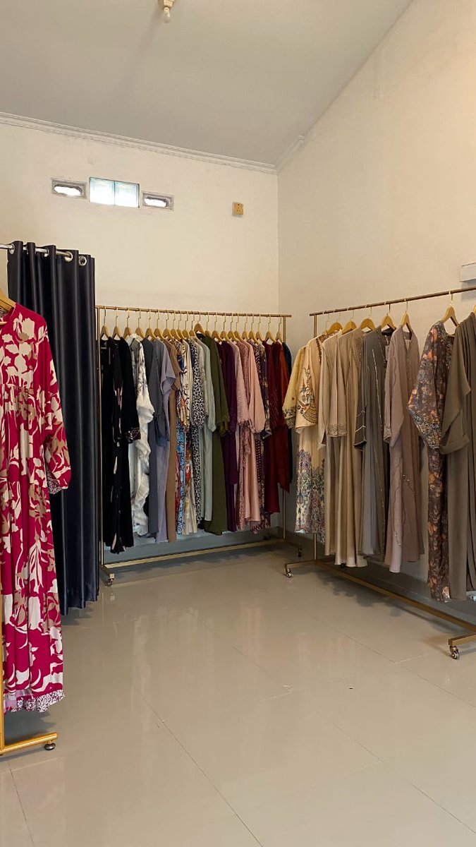 shxxvc's tweet photo. gaiss larisin jualanan mamahku yuk gaiss ada abaya, mukhawar, gamis, jalabiya semua import ya gais ya kl mau yg lokal juga adaa, lagi ada diskon juga nih 10% pemenasan manual...  yukk gaiss mumlung bentar lagi lebaran nihhh kl ada yg minat boleh dm aja yaa makasii bnyaakkk https://t.co/FZduA0a5E2