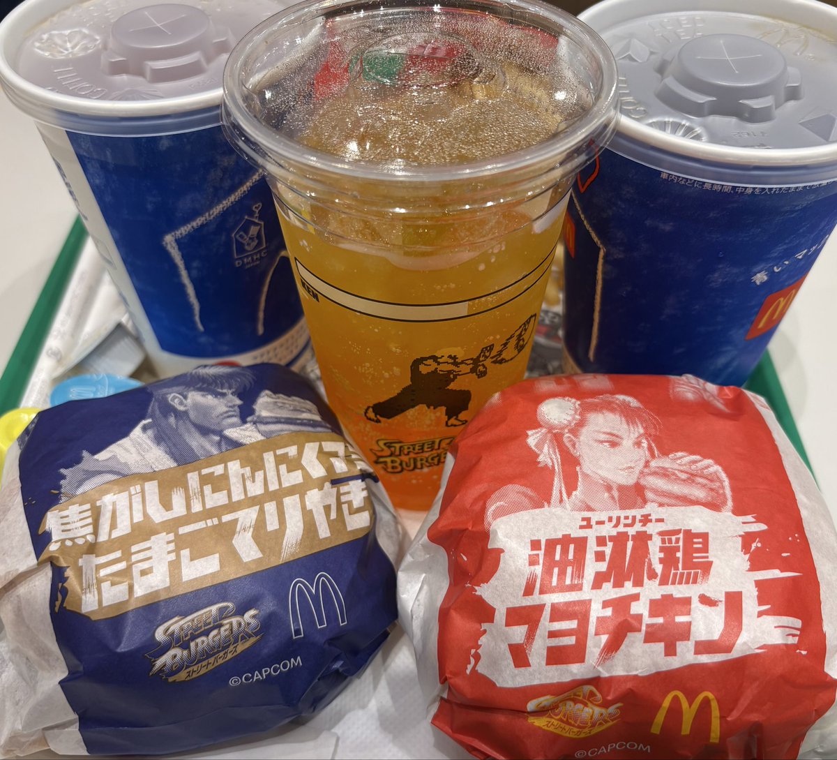 「今夜は外で食べようか」

ボクは妻の手を引き、マクドナルドへ。

妻は油淋鶏マヨチキン、ボクは焦がしにんにくマヨたまごてりやきをオーダー。

「キミの包装のキャラは春麗というんだよ」

「この子、油淋鶏っていうの？」

ボクは絶句した。

#スト6 #SF6
#マックからストリートバーガーズ登場