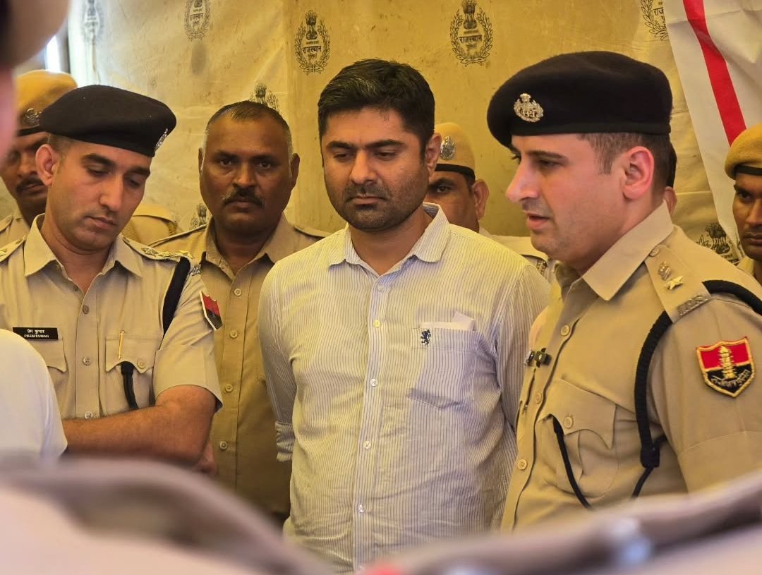 #Jhalawar 
झालावाड़ में ऑपरेशन शटरडाउन पार्ट-2 की बड़ी कार्रवाई PM किसान योजना से फर्जी दिल्ली, पंजाब व राज्य के जयपुर, भरतपुर, दौसा, व जोधपुर से 06 आरोपी गिरफ्तार व दो आरोपी डिटेन।
जिला पुलिस अधीक्षक श्री <a href="/AmitBudania9121/">IPS Amit Budania</a>
जी के निर्देशन पर हुई कार्यवाही
<a href="/AbhishekSCharan/">Abhishek Charan RAS</a> जी