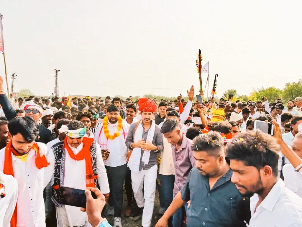 HarishChan58595's tweet photo. #jay_johar
#Jay_Bheem
#Jay_sanvidhan
ग्राम आमली खेड़ा (पंचायत समिति आसींद, भीलवाड़ा) में आज भील वीर राणा पूंजा जी की जयंती के उपलक्ष्य में आयोजित कार्यक्रम में शामिल होकर आदिवासी समाज के महान वीर योद्धा को नमन किया।
राणा पूंजा जी ने अपने साहस, स्वाभिमान और मातृभूमि की रक्षा के लिए जो बलिदान दिया, वह आने वाली पीढ़ियों के लिए प्रेरणा स्रोत है।
कार्यक्रम के दौरान समाज के युवाओं को शिक्षा, एकता और सामाजिक जागरूकता के माध्यम से आगे बढ़ने का संदेश दिया।
शिक्षा ही वह शक्ति है जो समाज को आत्मनिर्भर और सशक्त बना सकती है।