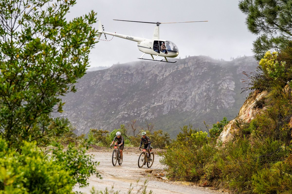 France's Axelle Dubau-Prevot won the opening stage of the Nedbank Gravel Burn from a two-up sprint against Ashleigh Moolman-Pasio. Read the race report here: diverge.info/2025/10/27/gra…
