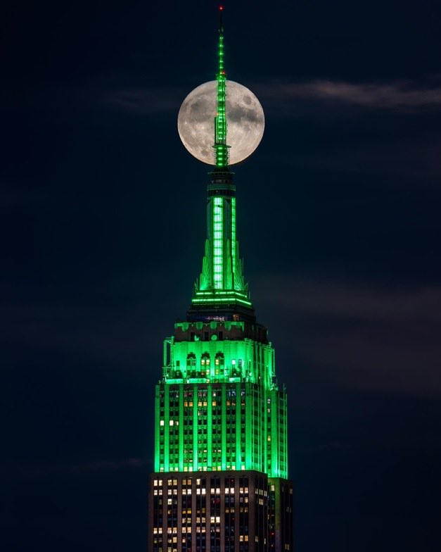 TheDailyHPotter's tweet photo. Tom Felton will light up the Empire State Building today to commemorate his Broadway debut in Harry Potter and the Cursed Child

The four colours of the Hogwarts Houses will be represented before changing completely to green https://t.co/TaaBG9gARd