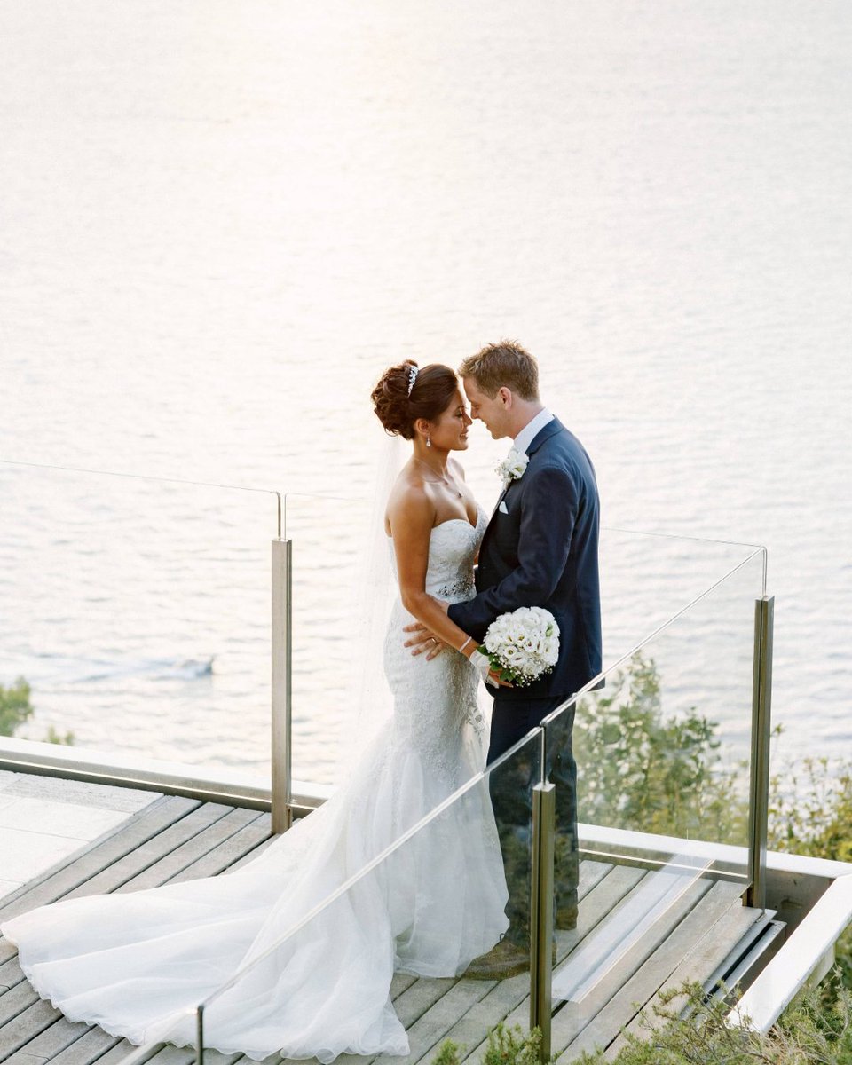 An editorial take on destination romance: sculpted light, cinematic textures, and Mediterranean calm.
A wedding told in quiet layers, where every flower and fold of fabric has its own story.
Captured on the Amalfi Coast, where fine art meets feeling.