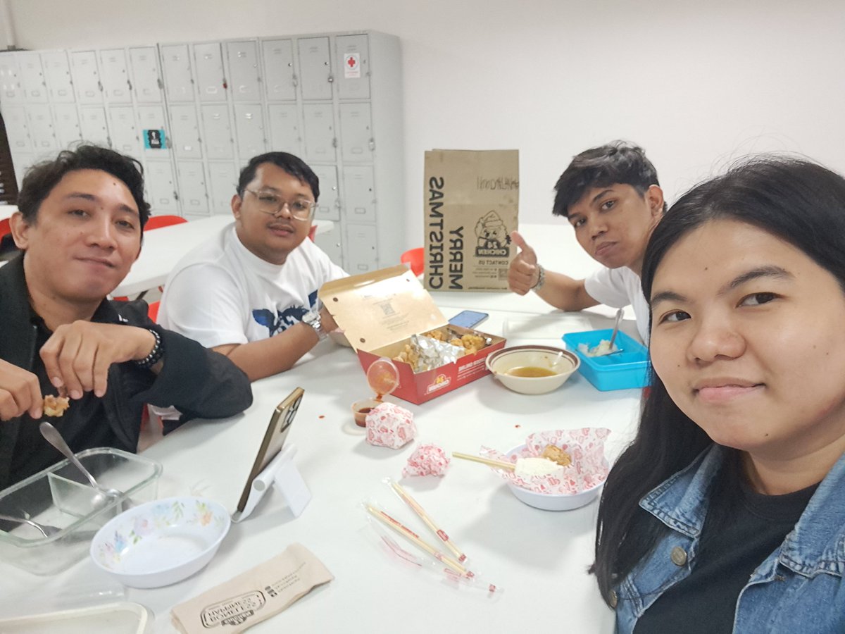 xandz34's tweet image. Pov: when there is too much workload 😫😋
#groufie #workatoffice #colleagues #foodsatoffice #itc #24chickenph #angelspizza 
📷  Oct 21 2025 @24ChickenPH