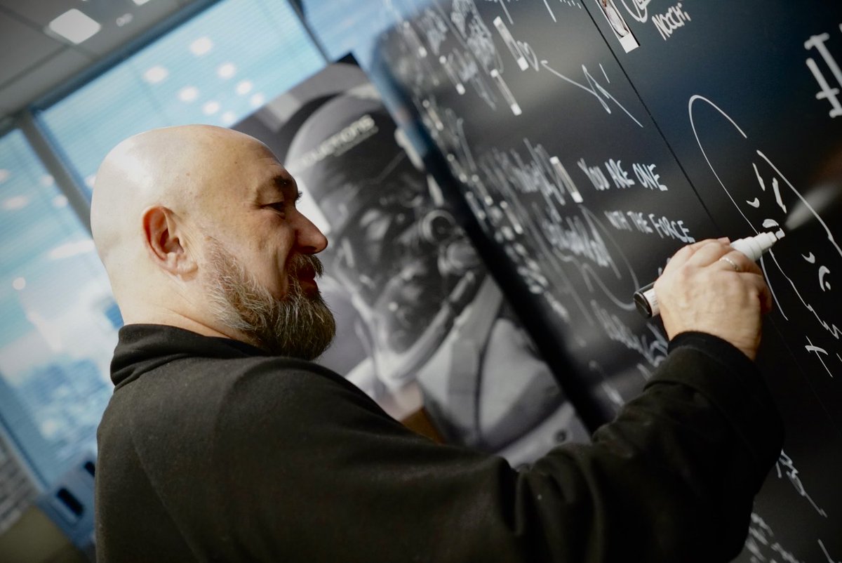 HIDEO_KOJIMA_EN's tweet image. He also signed our signboard. Thank you so much🙏🙇🏻🫶👍