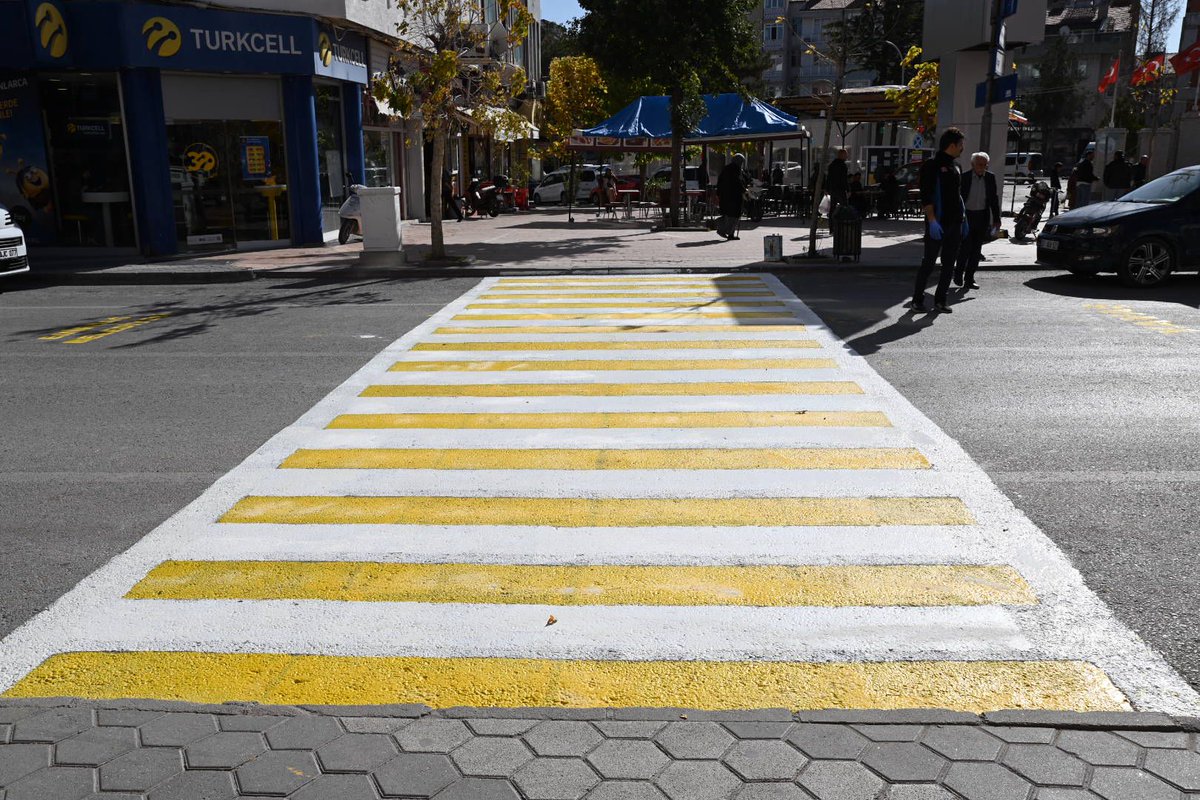 Yaya Geçitleri Yenileniyor

Emirdağ Belediyesi olarak, trafik güvenliğini arttırmak ve yaya önceliğini güçlendirmek amacıyla ilçemiz genelinde yaya geçidi boyalarını yeniliyoruz.
<a href="/serkankoyuncu03/">Serkan Koyuncu🇹🇷</a>