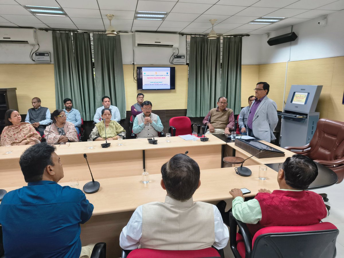 OfficialHnbgu's tweet photo. 🟢 हेमवती नंदन बहुगुणा गढ़वाल विश्वविद्यालय में #VigilanceAwarenessWeek 2025 का शुभारंभ।
सभी शिक्षकों व कर्मचारियों ने ली सत्यनिष्ठा की शपथ — “सतर्कता हमारी साझा जिम्मेदारी।”
#Hnbgu #IntegrityPledge #CVCIndia https://t.co/bNlqhH6dwv