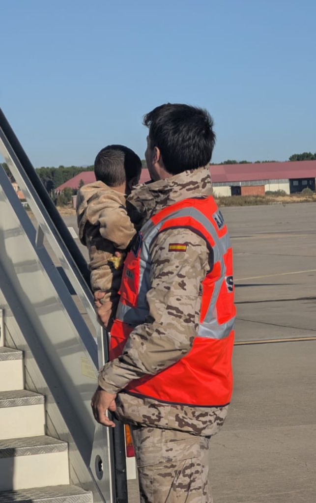 Defensagob's tweet image. 👏 Enhorabuena al personal de la @UMAER_ea y @EjercitoAire! 

🗓️ Han sido muchos días de trabajo preparando la operación de evacuación que ha tenido lugar este fin de semana y que culmina, en estos momentos, en la Base de Torrejón, donde ya están los dos aviones desplegados.