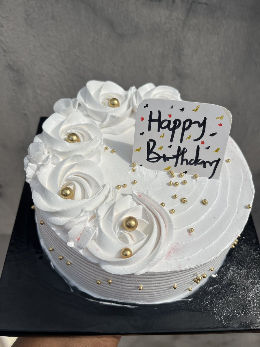 lizchops's tweet photo. We have this combo deal for sale this week . 

This combo contains 
6 inches one layer cake 
6 samosa 
6 spring rolls 
3 chicken 
20 puff 
Price: 20k 
Location : Ibadan https://t.co/otHmJZaBAF