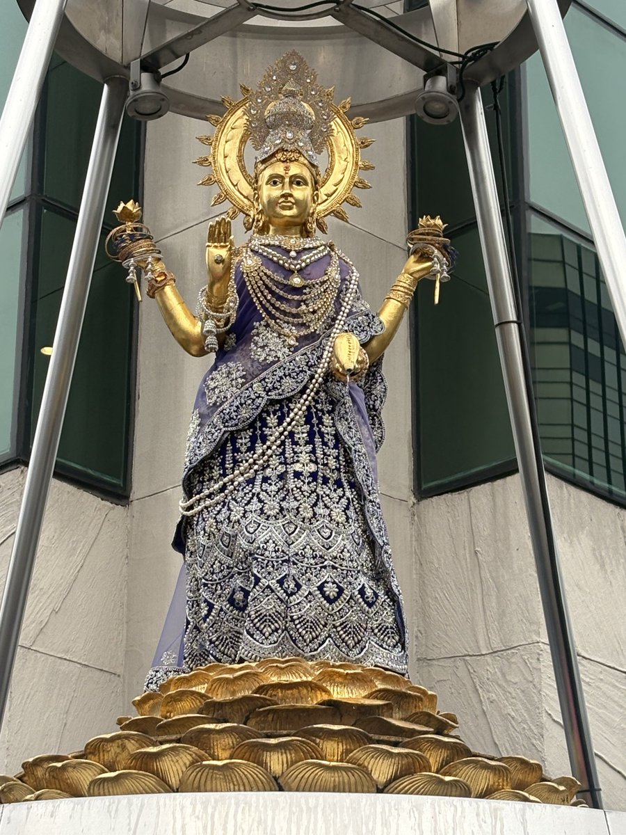 แวะมากราบองค์แม่หลังจากเปลี่ยนฉลองพระองค์ใหม่ สวยจึ้งมากเลยค่ะ😭🙏✨