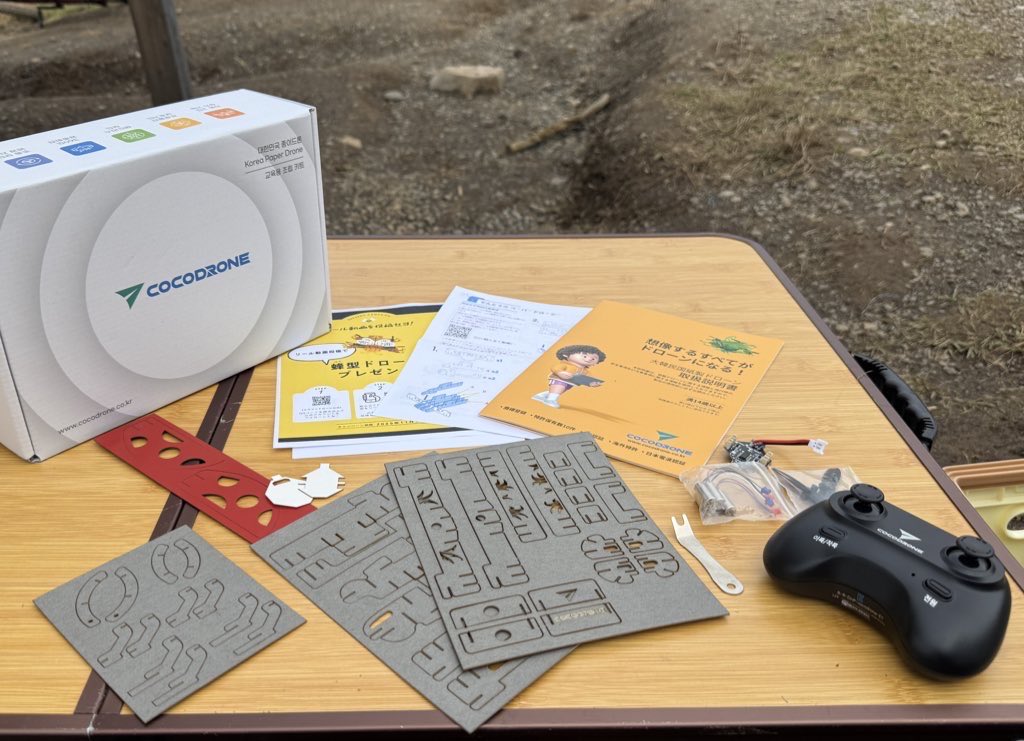 Nankotsu7's tweet photo. 噂の紙クラフトドローン、サンプルを触らせてもらいました！

今回頂いたのはてんとう虫タイプ。
自分も組み立て教室よくやってますがこちらはフレームから自分で組むので、より「自作してる感」が感じられて良いですねー
ドローンだけに蜂型も欲しくなる…

そしてその辺のトイドローンよりも操作性が良い

クラファンが今月末まで、今なら15パーオフで年内に届くらしいです！

15%OFFクーポンURL：
 https://t.co/3KAnqlr17K