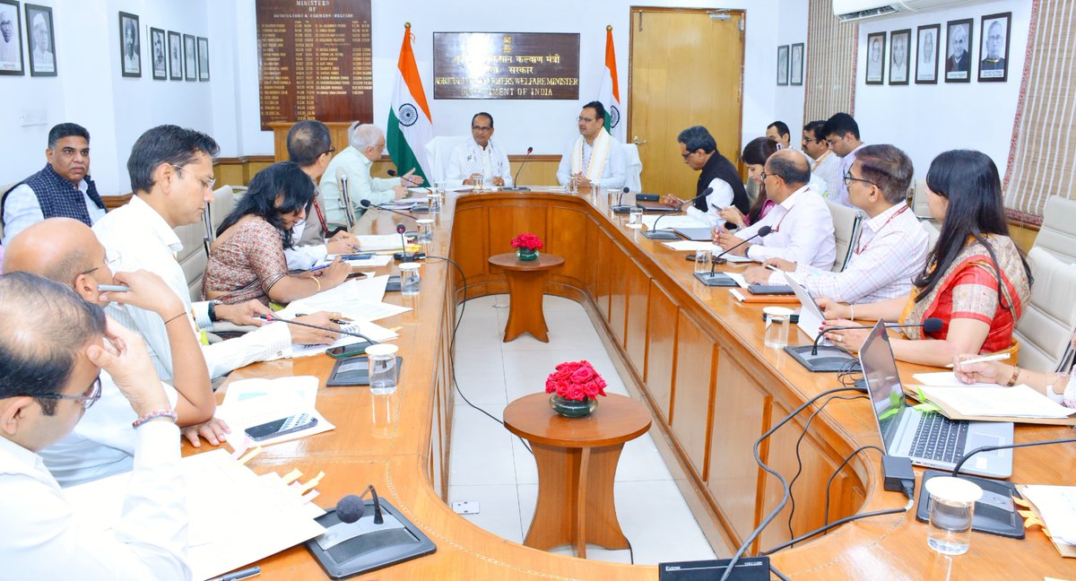 Bhajanlal Sharma (@bhajanlalbjp) on Twitter photo नई दिल्ली में माननीय केंद्रीय कृषि एवं किसान कल्याण मंत्री श्री <a href="/ChouhanShivraj/">Shivraj Singh Chouhan</a> जी से स्नेहपूर्ण भेंट की एवं उनके साथ कृषि मंत्रालय के अधिकारियों की बैठक ली।
बैठक में राजस्थान में सिंचाई हेतु टांकों की व्यवस्था को जारी रखने, ‘पर ड्रॉप मोर क्रॉप’ योजना में राज्य की हिस्सेदारी नई दिल्ली में माननीय केंद्रीय कृषि एवं किसान कल्याण मंत्री श्री <a href="/ChouhanShivraj/">Shivraj Singh Chouhan</a> जी से स्नेहपूर्ण भेंट की एवं उनके साथ कृषि मंत्रालय के अधिकारियों की बैठक ली।
बैठक में राजस्थान में सिंचाई हेतु टांकों की व्यवस्था को जारी रखने, ‘पर ड्रॉप मोर क्रॉप’ योजना में राज्य की हिस्सेदारी