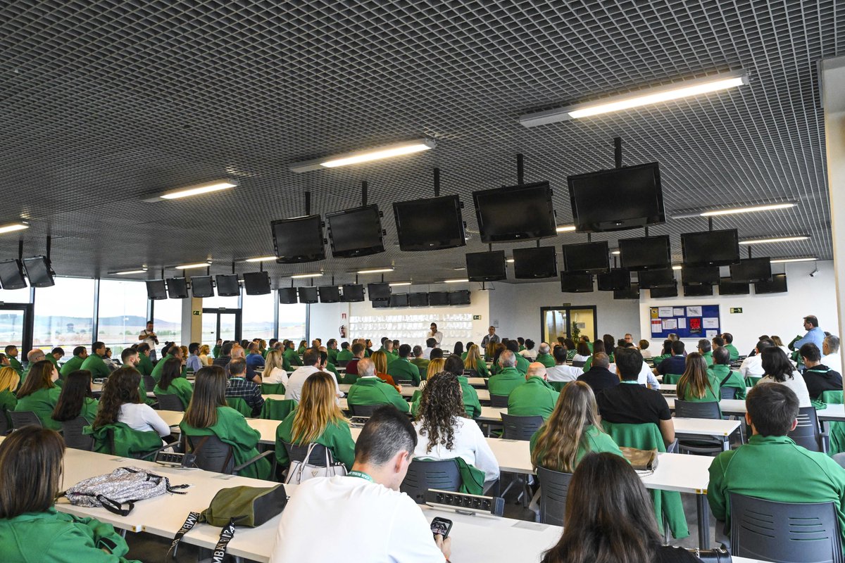 Caja Rural de Teruel celebró el sábado su Jornada de Convivencia 💚

🏁 En esta ocasión visitamos Alcañiz para conocer @TechnoParkMotor y <a href="/AragonMotorLand/">MotorLand Aragón</a>

🎩 El acto principal contó con la actuación del mago <a href="/MigueldeLucasTV/">Miguel de Lucas</a> que sorprendió a los asistentes.

#EstamosConTeruel