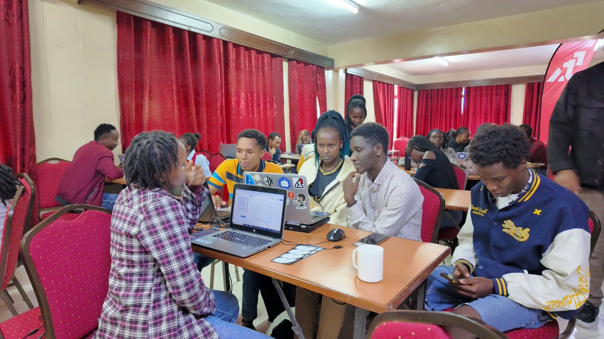 AvaxAfrica's tweet image. Nakuru’s builders are different. This past weekend we hosted our first ideation masterclass with @Kabarakuniversity students, Kenya .Full room, curious minds, and serious momentum. 🔺

We started with Avalanche 101: networks, tooling, and where to plug in as a new builder,kept…