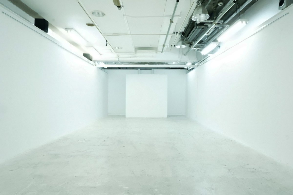 vermeil_vermeil's tweet photo. 演劇で詩的な文体であるというだけでどうして石を投げられつづけなければならなかったのかをずっと考えながら、でもわたしの書く戯曲だからこそ応答したいと言ってくれた希有な人々のお陰で今があると思っています。俳優との��働可能性も残しつつ電源さえあればできる『無響室』が生まれて幸いでした。 https://t.co/cr3mvO6f1D