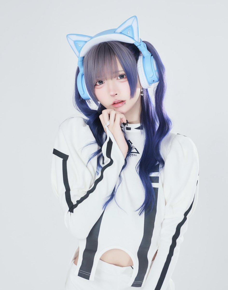 らぶしっくのはやてくんが着こなす、

純白無垢なアンドロイドコーデ❤︎

モデル身長:176cm 

着用アイテム
❤︎ アンドロイドパフスリカットソー　白
❤︎アンドロイドショートパンツ　白
❤︎ サイバーニーハイブーツソックス　白

11/6 11:00~ 店頭　20:00~ 通販
🛒 hidolatral-theodol.com