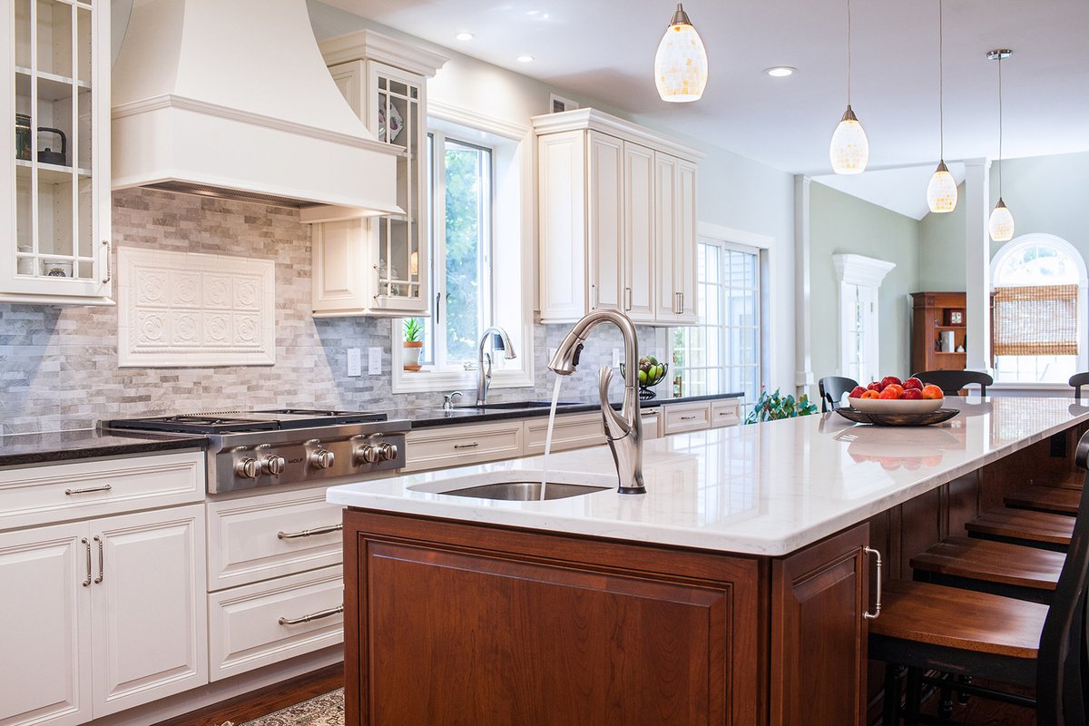 ConestogaWood's tweet image. A true chef’s kitchen combines beauty and purpose. Painted and stained cabinetry work in harmony to create a space that’s both inspiring and functional — perfect for every meal, every moment.
#ChefsKitchen #CabinetryDesign #KitchenInspiration #DesignInspires