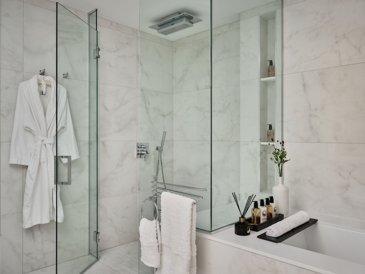 AstroDesign_Inc's tweet image. Serenity by design.
Astro&apos;s ensuite — stone, balance, and timeless restraint — complemented by a curated @RocheBobois dressing space. ✨ Explore more → astrodesigninc.com/gallery.html
#AstroDesignInc #RocheBobois #DesignBeyondTime #LuxuryInteriors