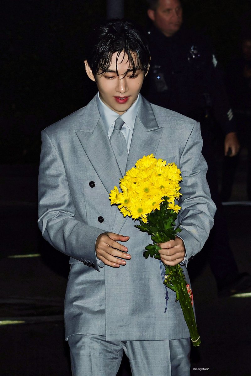 TheePopCore's tweet photo. Kim Taehyung feels like a moment from a classic romantic movie, where the music fades and he holds flowers as if the story is about to begin in this photo. https://t.co/rrAzRHgIIe