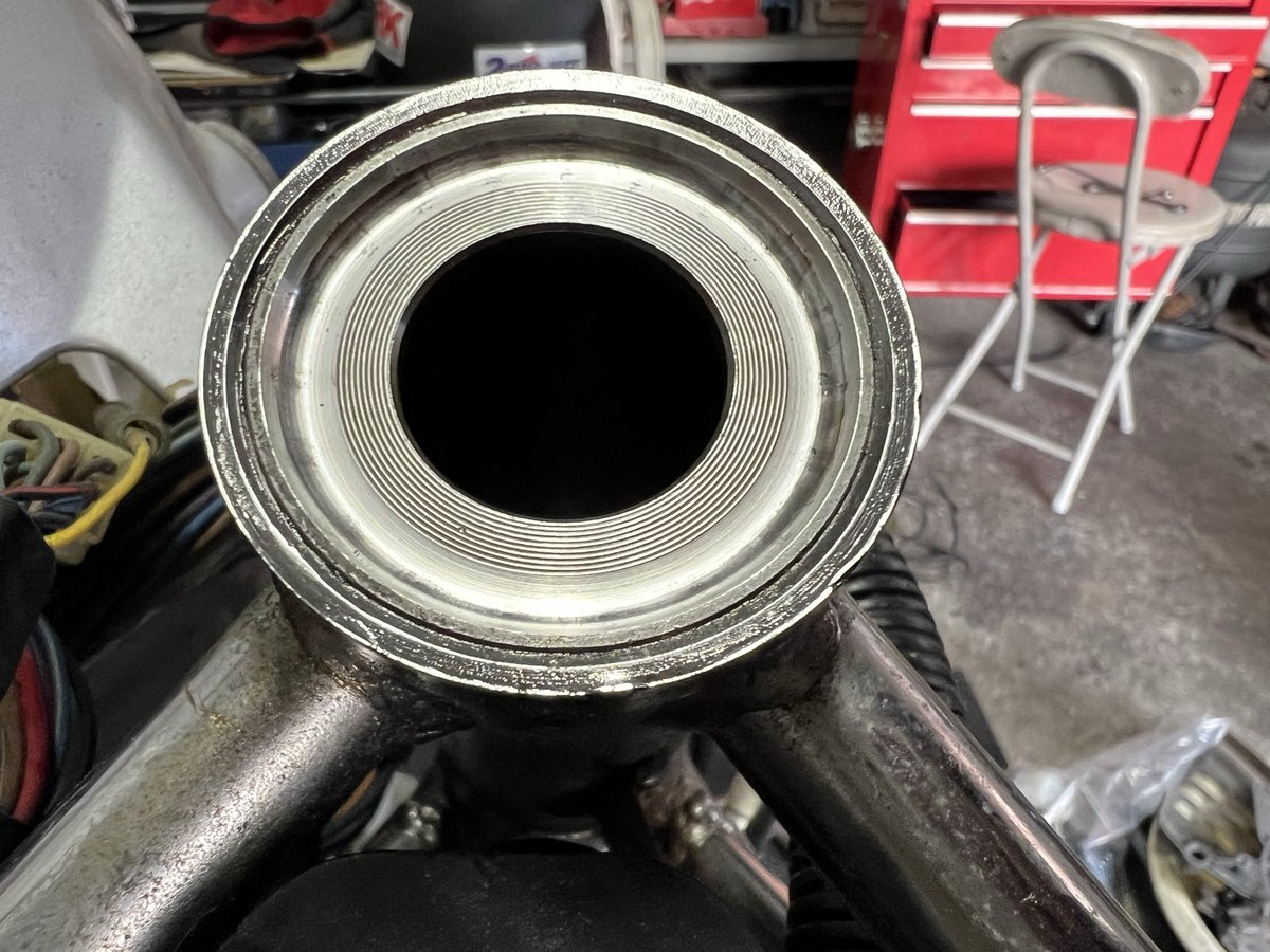 2t_project's tweet image. 浜松市SDR200整備状況です。
FRフォークOH、ステムグリスアップ完了です！
長年放置車のこの辺りは絶対にやっておかないとダメですね😂
かなり酷い状態でした！
しっかりと綺麗にして組み付けました✨
タンクの錆取りはずっとやってますがなかなか綺麗になりません。こりゃ手強いぞー🙌
#sdr200  #2tv