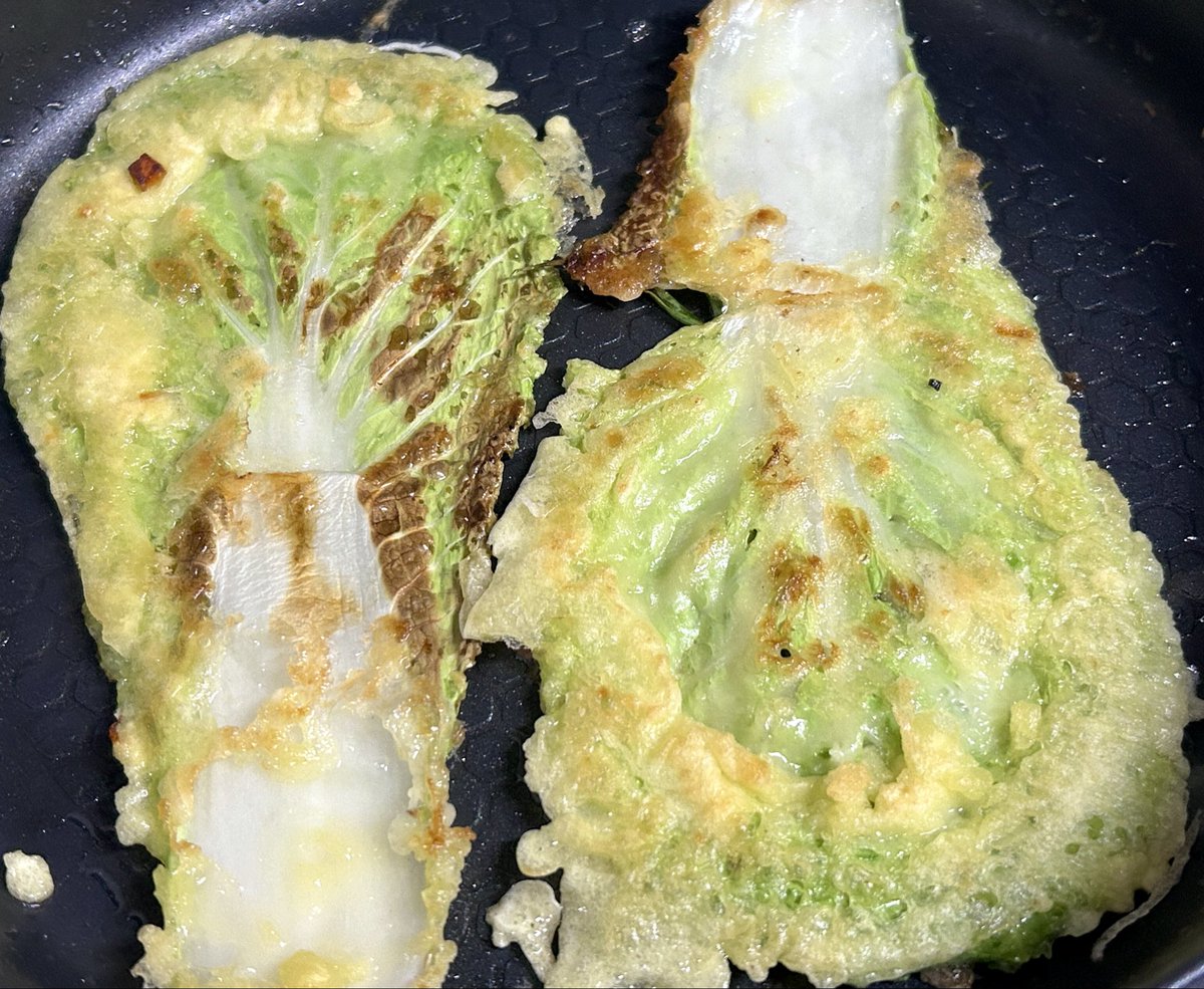 kimguguen's tweet image. 食계 여러분 이 맘때에는 알배기 배추를 사셔요. 부침가루에 소금 한 꼬집, 다진마늘 반 스푼 넣고 반죽물 만들어서 앞뒤로 노릇하게 구워내면 이만한 반찬이 없어요. 양조간장에 물 조금 타서 고춧가루 솔솔 파 송송 넣고 찍어먹으면 아무 것도 부럽지 않답니다...