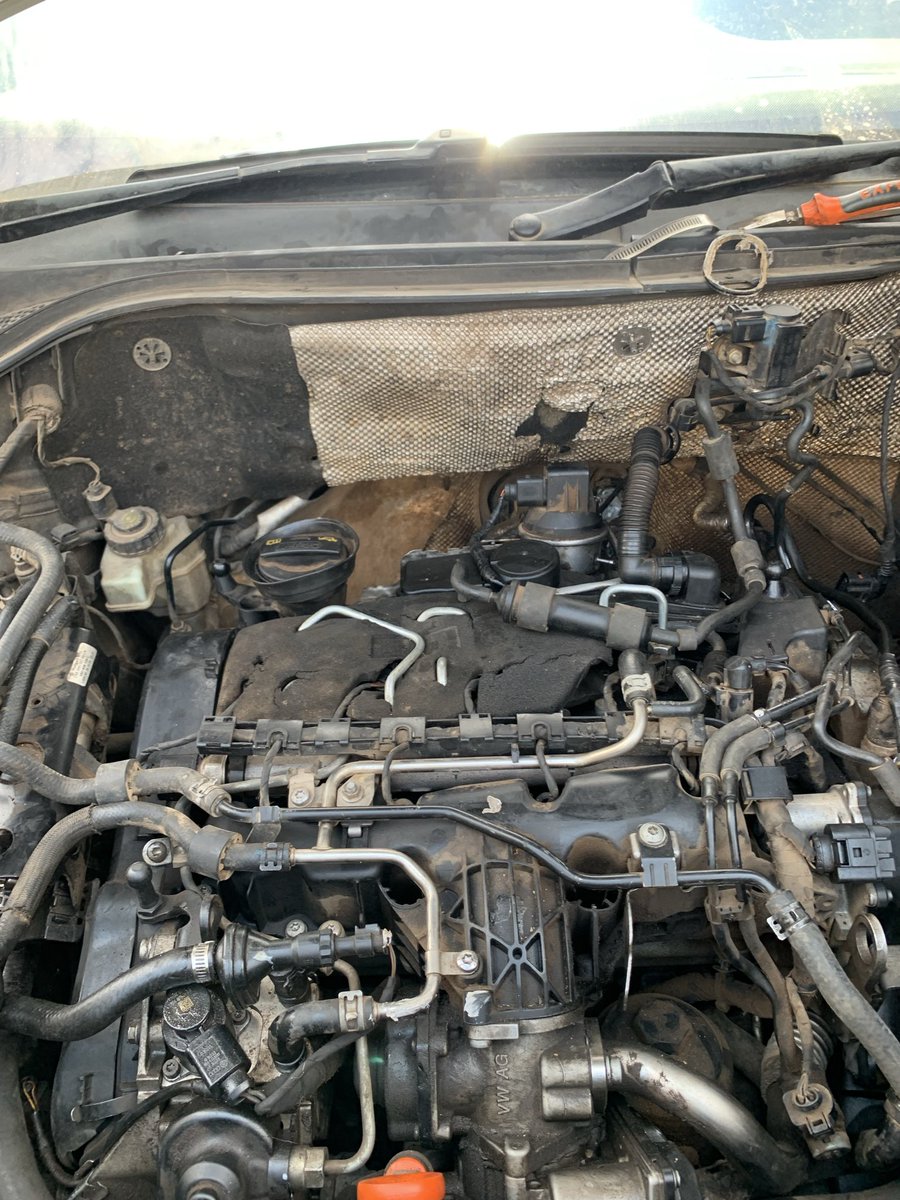 Starting the week bt nimejam mbaya this Highend garages I think sometimes they real need to emphasize with their workers hii silicone yote working in cars doesn’t mean going in high end garages wanajua kazi Zii