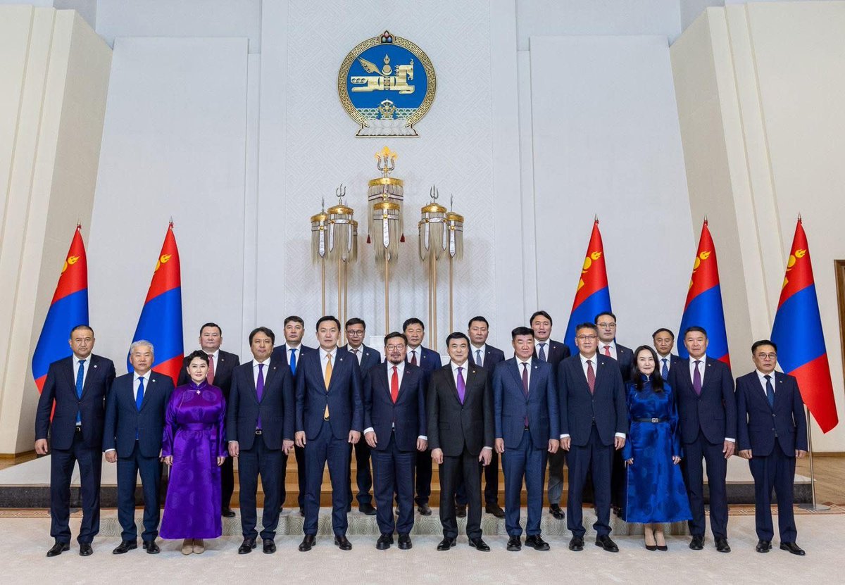 Ерөнхий сайд Г.Занданшатарын Засгийн газраас 7 сайд албаа өгнө гэнэ 
1. Шадар сайд С.Амарсайхан
2. Шадар сайд Т.Доржханд
3. Боловсролын сайд П.Наранбаяр
4. Байгаль орчны сайд Б.Батбаатар
5. Эрчим хүчний сайд Б.Чойжилсүрэн
6. Зам тээврийн сайд Б.Дэлгэрсайхан
7. Хууль зүйн сайд