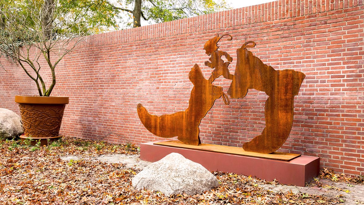 Efteling's tweet image. De Europalaan is vernieuwd! 🌷🚗 Reusachtige bloempotten met kleurrijke tulpen, een spoor van keien en een gigantisch silhouet van Klein Duimpje brengen je voor binnenkomst al helemaal in de sfeer voor jouw dagje Efteling! Meer lezen over deze vernieuwing? Je leest het in de…