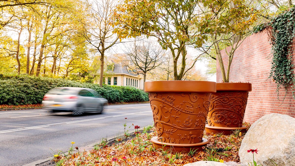Efteling's tweet image. De Europalaan is vernieuwd! 🌷🚗 Reusachtige bloempotten met kleurrijke tulpen, een spoor van keien en een gigantisch silhouet van Klein Duimpje brengen je voor binnenkomst al helemaal in de sfeer voor jouw dagje Efteling! Meer lezen over deze vernieuwing? Je leest het in de…