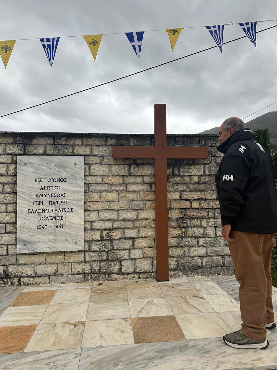 Προσκύνημα του πρώην Πρωθυπουργού κ. Κώστα Καραμανλή στη Βόρεια Ήπειρο

Ο πρώην Πρωθυπουργός Κώστας Καραμανλής απέτισε φόρο τιμής στα μνημεία των πεσόντων Ελλήνων στρατιωτών κατά το Έπος του '40, στις Βουλιαράτες και στην Κλεισούρα, όπου διεξήχθη μια από τις πιο κρίσιμες μάχες