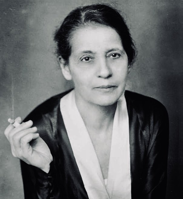 En 1938, à Berlin, Otto Hahn et Friedrich Strassmann bombardent de l’uranium avec des neutrons et ne comprennent rien à ce qu’ils constatent : des atomes de baryum sont apparus dans la cible… À court d’explications, ils contactent leur ancienne collaboratrice, Lise Meitner, qui