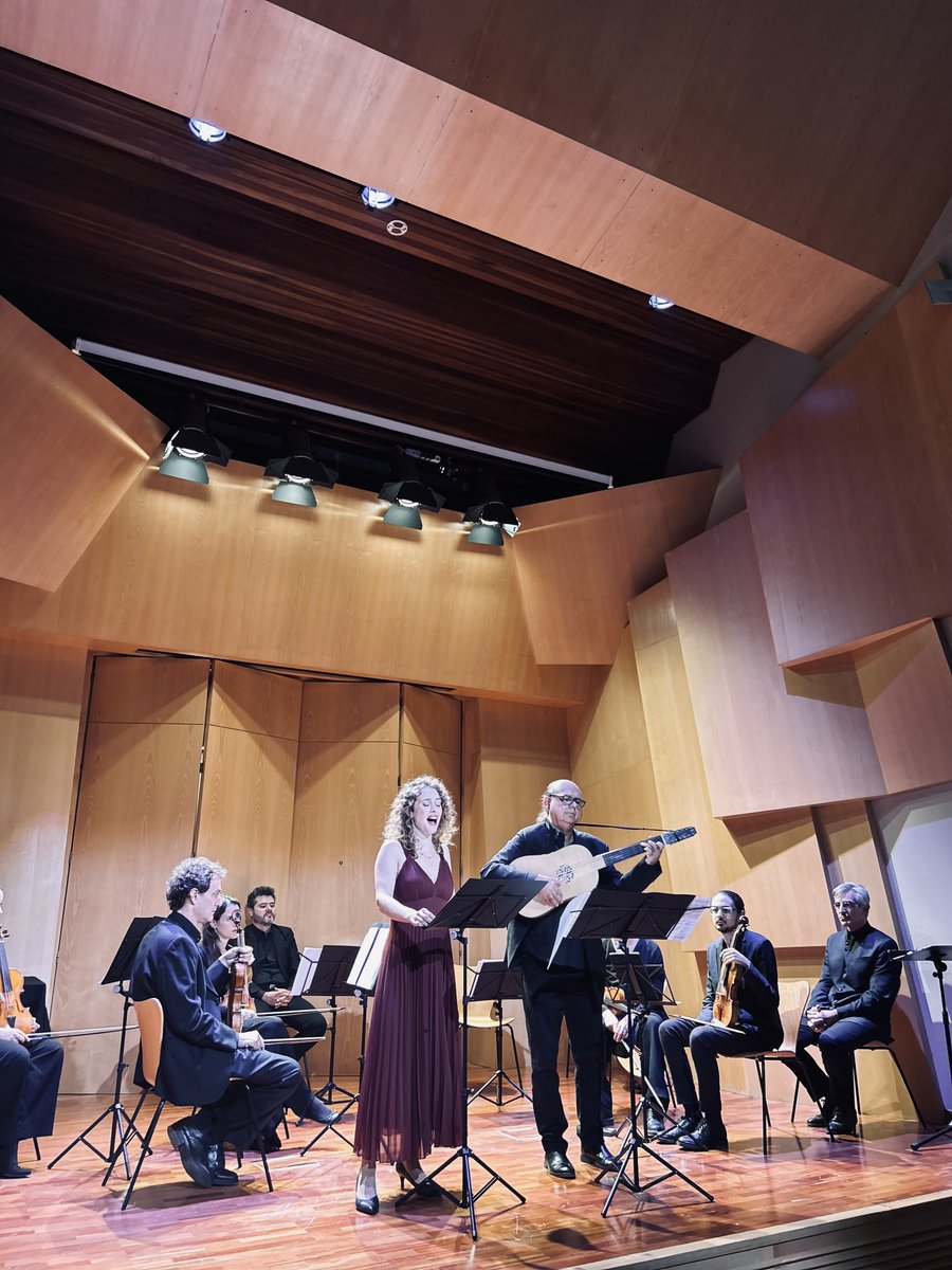 CarlosdeAmberes's tweet photo. El pasado 24 de octubre disfrutamos de la tertulia-concierto “El Apolo español. Cultura política y teatro musical en la corte de Felipe V”, con la soprano Manon Chauvin, el vihuelista Juan Carlos de Mulder y la Camerata Antonio Soler dirigida por Gustavo Sánchez. 
#ElApoloEspañol https://t.co/oRAdvlEm3b