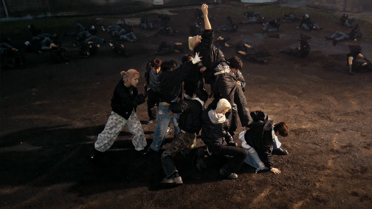 cupidnicho's tweet image. the back to life mv is one big accidental renaissance painting and im obsessed