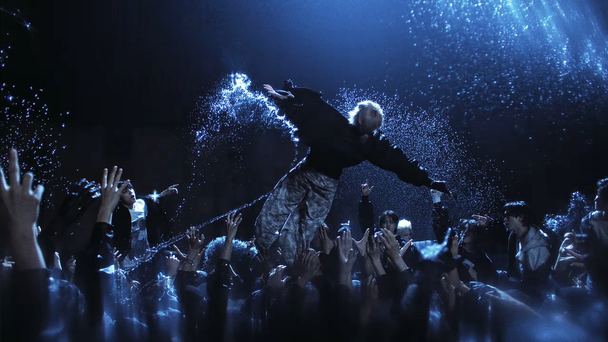 cupidnicho's tweet image. the back to life mv is one big accidental renaissance painting and im obsessed