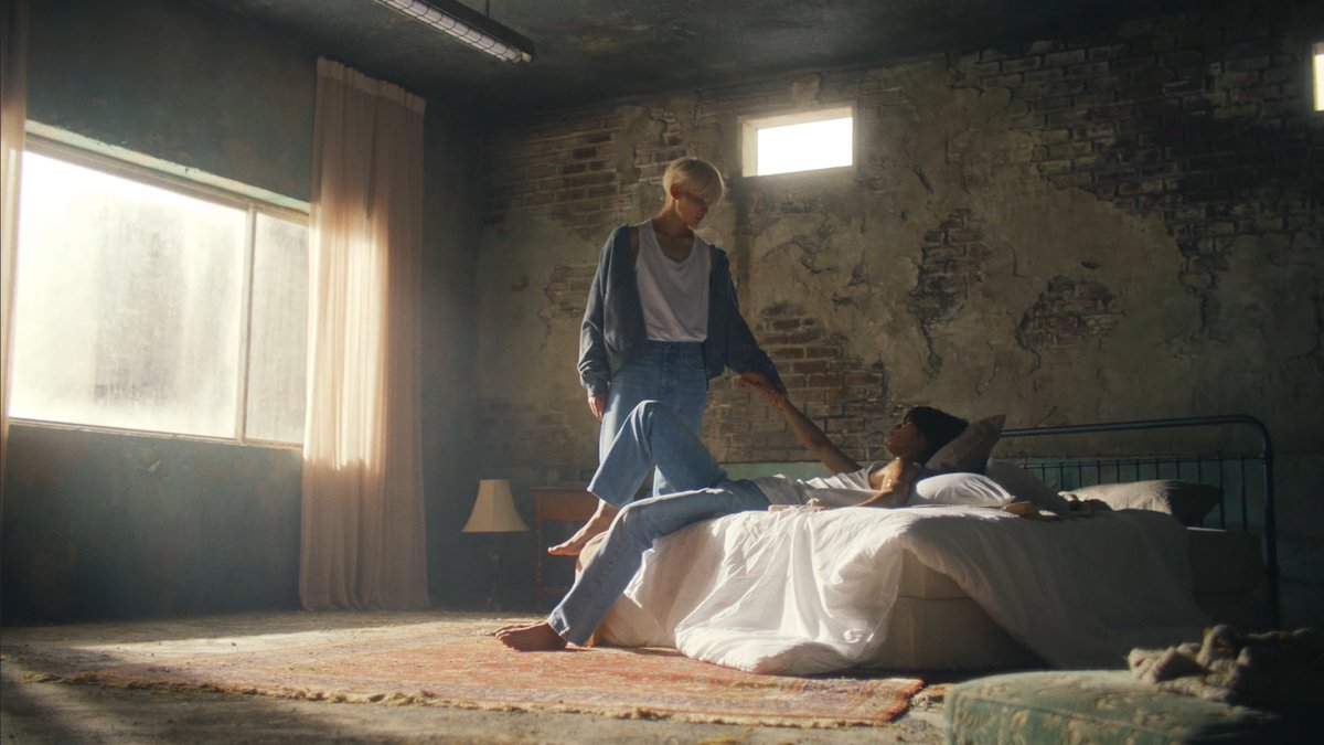 cupidnicho's tweet image. the back to life mv is one big accidental renaissance painting and im obsessed