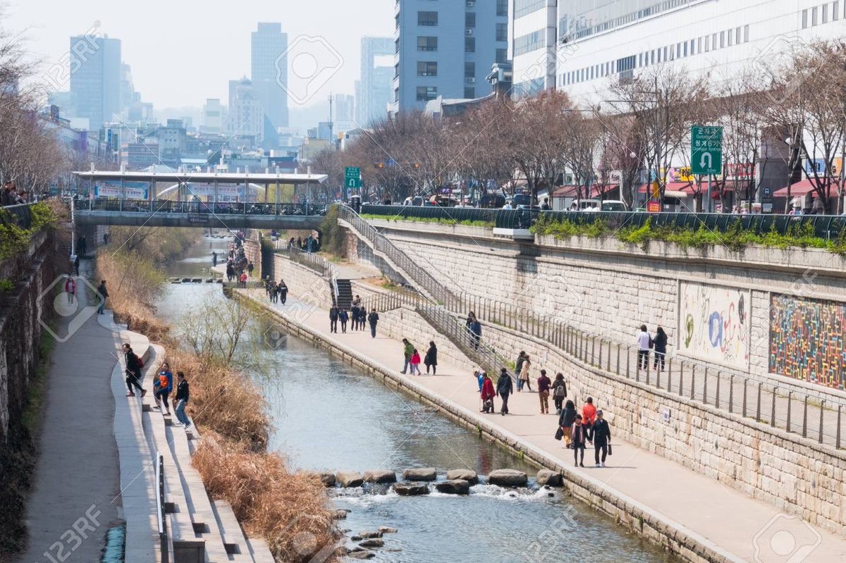 외국 도시계획 전문가 계정들이 저 사진으로 청계천 도심 생태 복원에 대해 트윗하는 경우가 가끔 보이는데요. 사진이 아니라 계획 조감도입니다. 조감도 처럼 자연하천으로 복원된게 아니라 콘크리트 수로의 인공 하천으로 재조성되었습니다. 도심속 수변 휴식 공간으로 전환 한 건 의의가 있지만요.