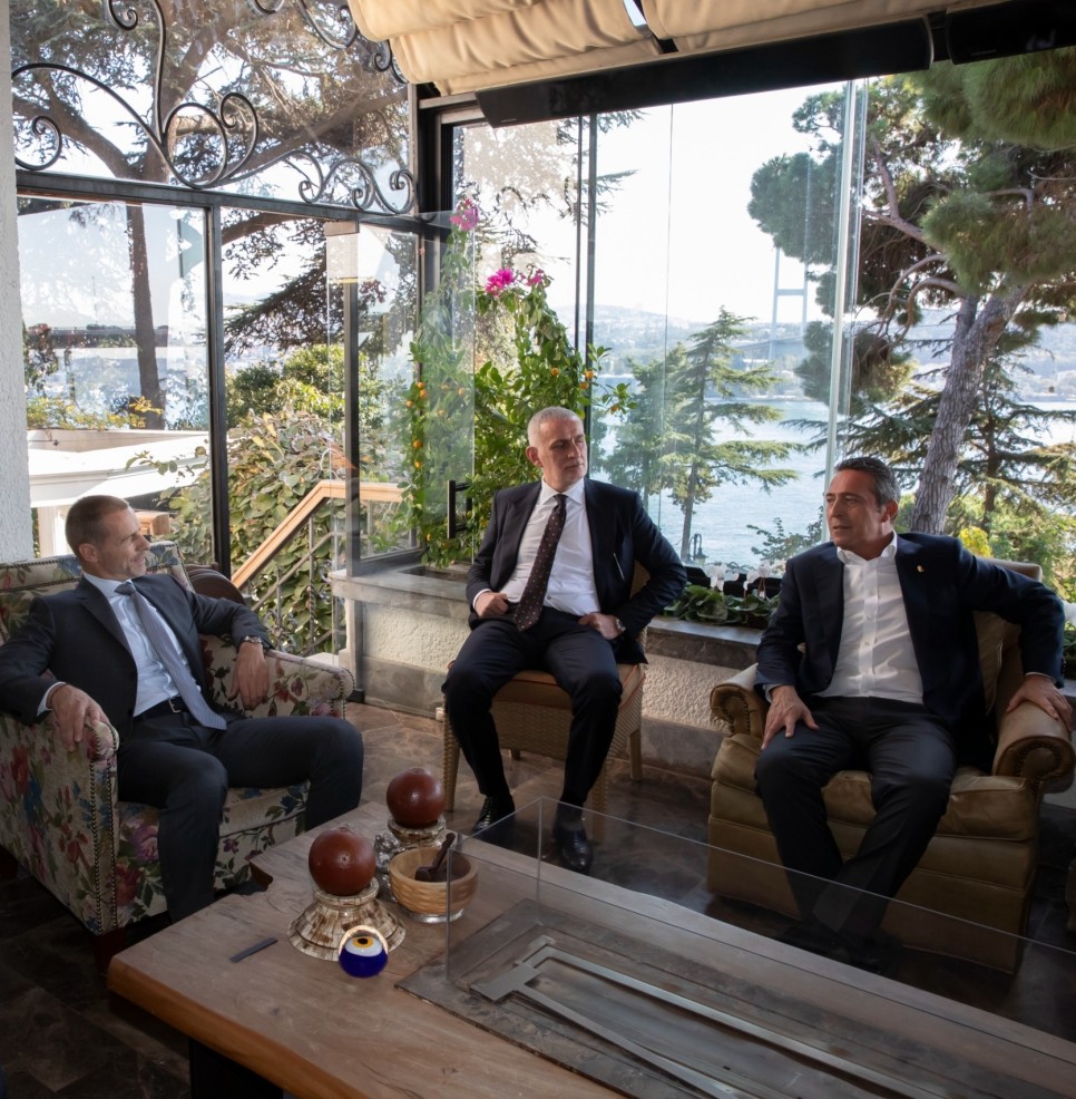 Madem hakemler bahis yapıyor bunu da biliyorsunuz :
-Neden bugün operasyonlar başlamadı?
-Neden hakemlerimize güveniyoruz diye açıklama yaptın? 
-Bu zamana kadar nerdeydin? Galatasaray'ın hakkıyla kazandığı maçın sabahına çıkıp  nefret kusuyorsun?
Tarihin en şaibeli TFF başkanı