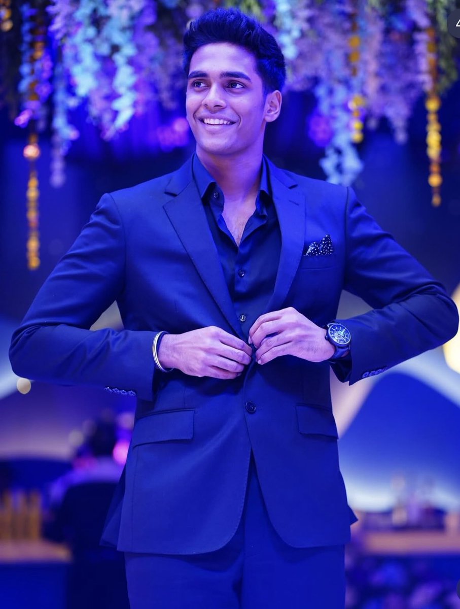 idlebrainjeevi's tweet image. Nagadurga (the Telugu YouTube heroine known for the Daripontothundu song) is playing the female lead in a Tamil film starring Pavesh (of Jabilamma Neeku Antha Kopama fame).

youtu.be/AvdaW5BIZQM?si…