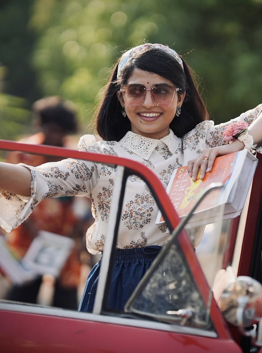 Nagadurga (the Telugu YouTube heroine known for the Daripontothundu song) is playing the female lead in a Tamil film starring Pavesh (of Jabilamma Neeku Antha Kopama fame).

youtu.be/AvdaW5BIZQM?si…
