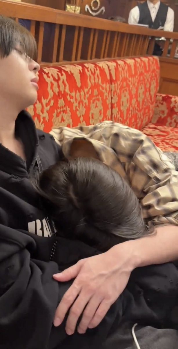 คนมีคู่เขาก็ชอบนอนหนุนพุงแฟนทั้งนั้นแหละ