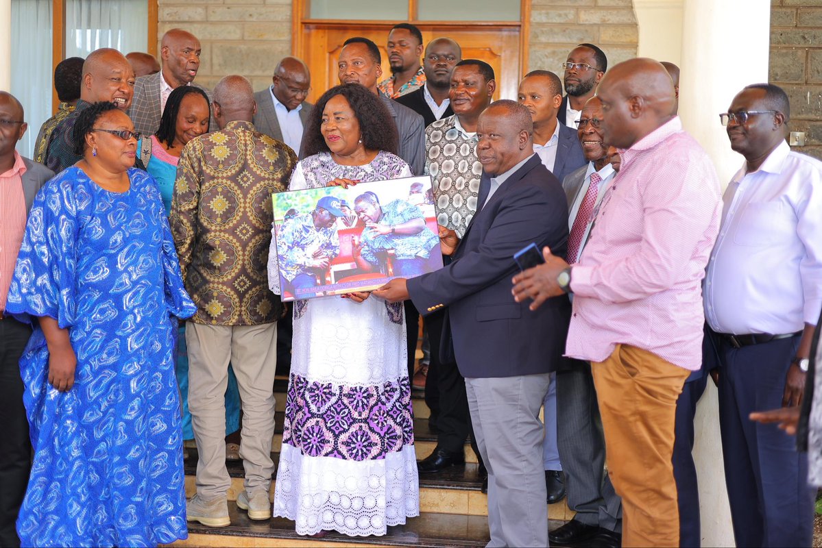 RealMatiangi's tweet image. Today I led a delegation of Gusii leaders from Kisii and Nyamira Counties to call on Mama Ida Odinga and offer our heartfelt condolences to the family following the loss of Baba Rt. Hon. Raila Amolo Odinga.
We reflected on Baba’s selfless struggle for a better country. I also…