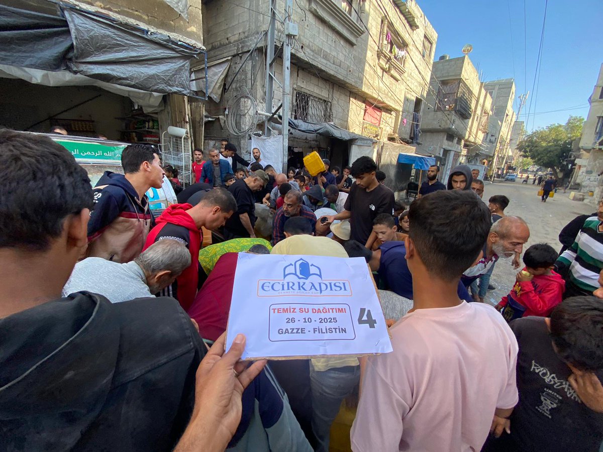 🌿 Gazze’de Temiz Su Dağıtımına Devam Ediyoruz

Ecir Kapısı Derneği olarak, ateşkesin ardından da Gazze’de yürüttüğümüz insani yardım çalışmalarımıza ara vermeden devam ediyoruz.

Son olarak bölgede, temiz su ihtiyacını karşılamak üzere su dağıtımı gerçekleştirdik. 💧

Allah