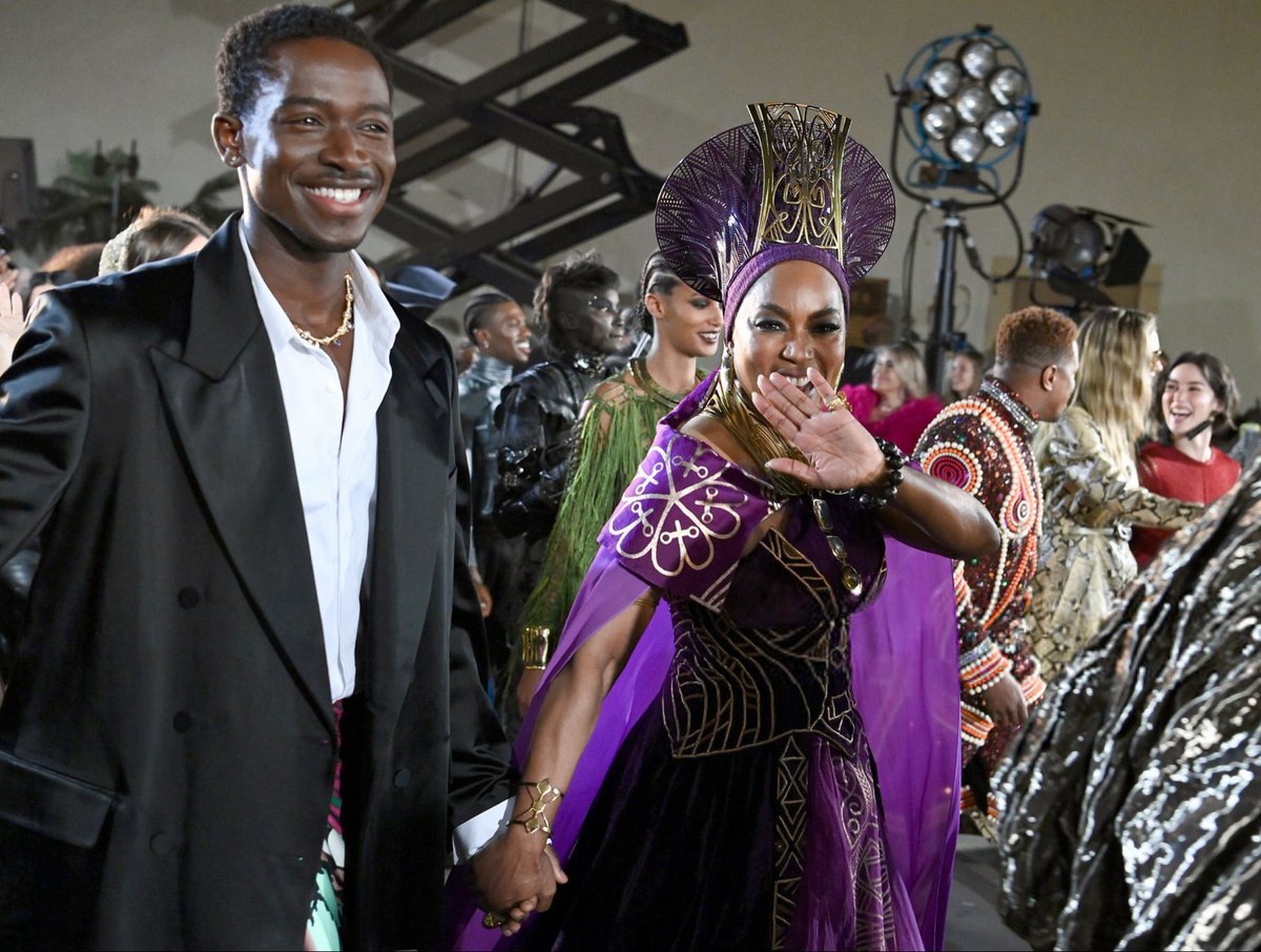 Damson Idris e Angela Bassett (como Rainha Ramonda) durante o desfile da Vogue World.

É o novo Pantera Negra👀