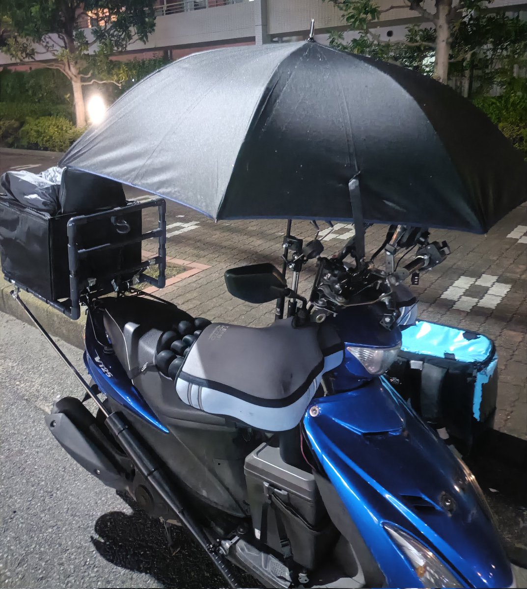 NAOPAPA_Uber's tweet image. 面白いアイテム
傘固定フレーム設置完了w

雨の地蔵の一服用🚬