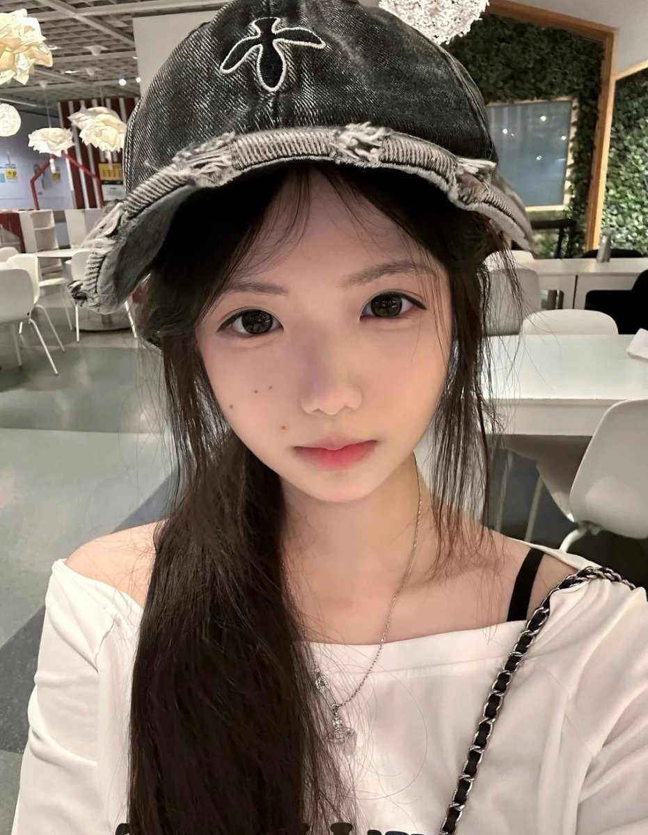 hungxio05189575's tweet photo. 今天早上遇到了一位熟客，她說她朋友也很喜歡我 ，叫我們今天就玩3P我考慮了很久才答應她們，進到汽車旅館之後 先洗了澡 她們兩個男生在我身上一直舔，他們男生一個插我屁眼，一個插我小穴 ，搞到最後兩根屌一起插進我的屁眼裡，痛死我了 https://t.co/TNwAH2TvBq