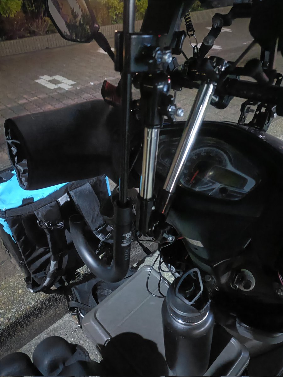 NAOPAPA_Uber's tweet image. 面白いアイテム
傘固定フレーム設置完了w

雨の地蔵の一服用🚬