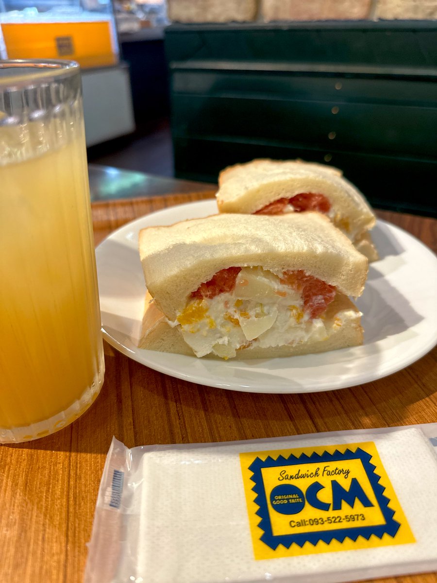 Ajfo98Sh's tweet image. 帰りは途中で高速下りて
フルーツサンドと🍎ジュース

江田島のレトルトカレー
買って来ても口にした事が無いよ😅

今度こそは隠しとかないと🐻💦

隠し物が多くて何処に何を隠した
のかを忘れるけどね🤣

２泊３日の車中泊もお終い🥺
また、行こ

ありがとうございました✨

#浜田省吾 
#江田島